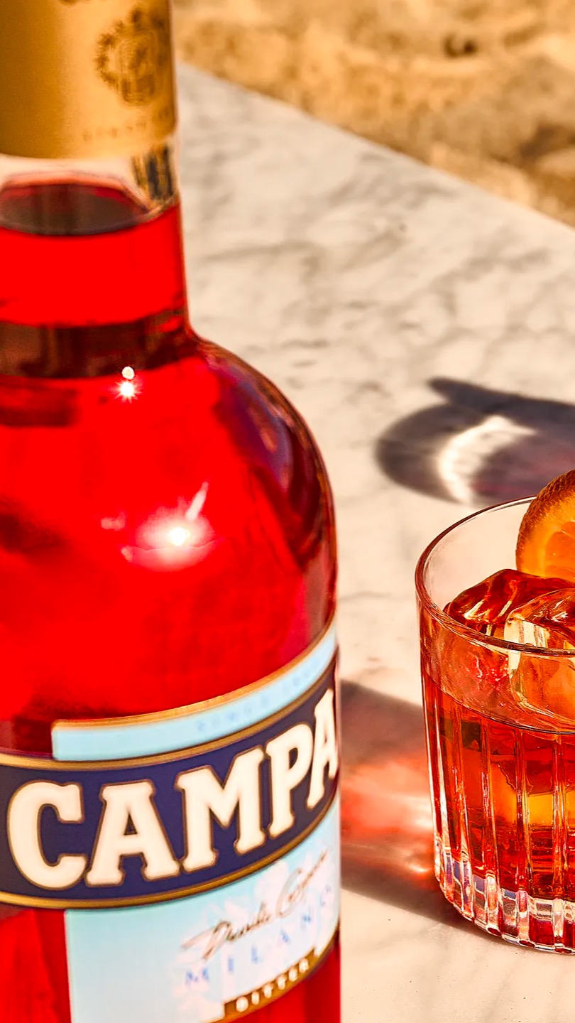 Cocktail rosso nella luce calda